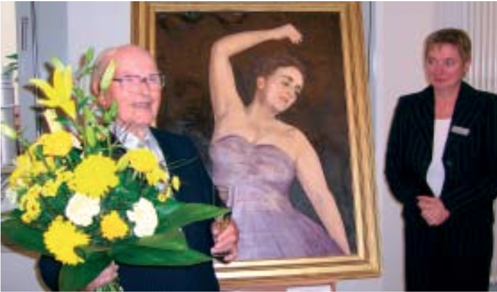 Hans Jöhren wird von Frau Inge Eckhardt beglückwünscht (Foto Daniella Fischer)