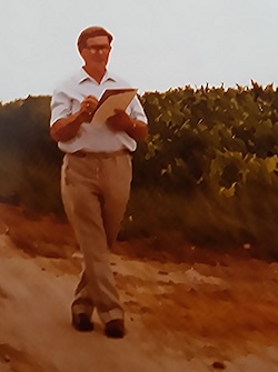 Hans Jöhren zeichnend 1982