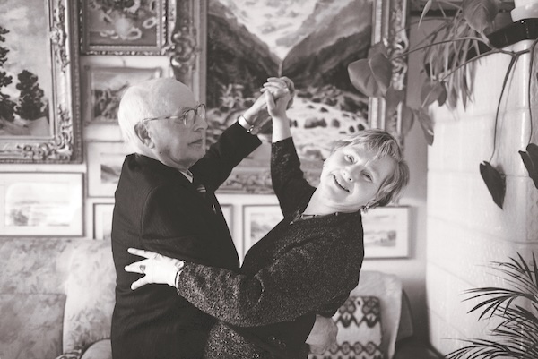 Der Tänzer Hans Jöhren mit seiner zweiten Frau und Tanzpartnerin in ihrer Wohnung